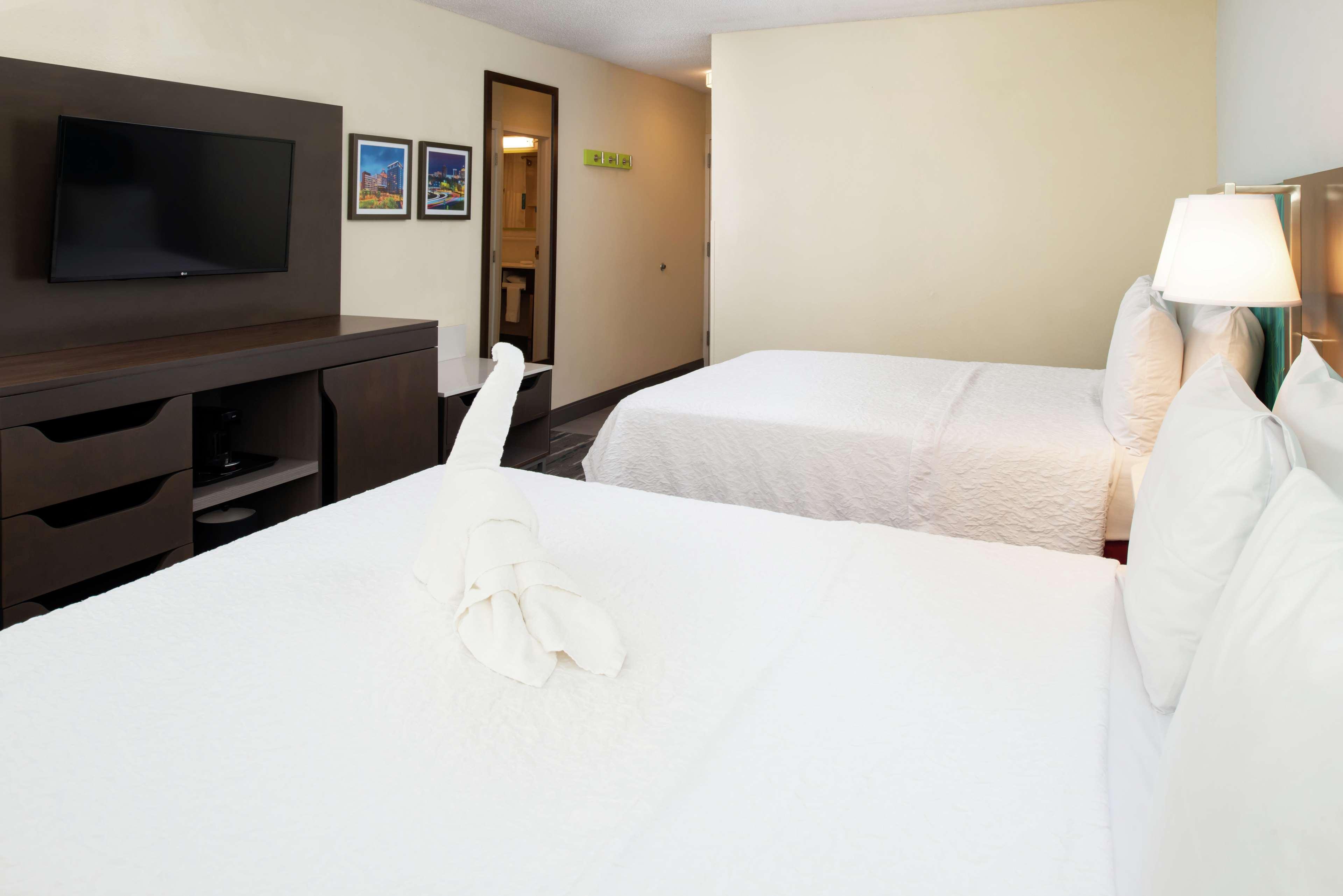 Hampton Inn Greensboro Airport Exterior foto