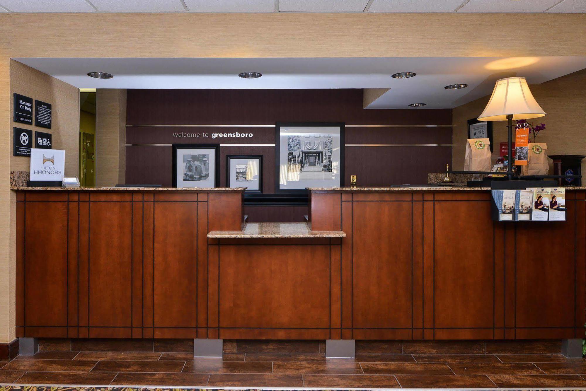 Hampton Inn Greensboro Airport Exterior foto